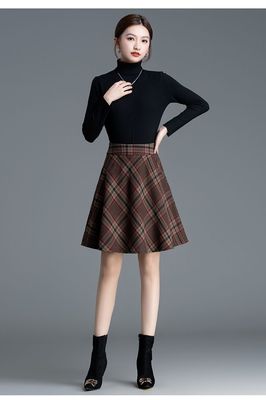秋冬爆款2025新款时尚短裙高腰显瘦格子遮胯毛呢配靴子a字半身裙