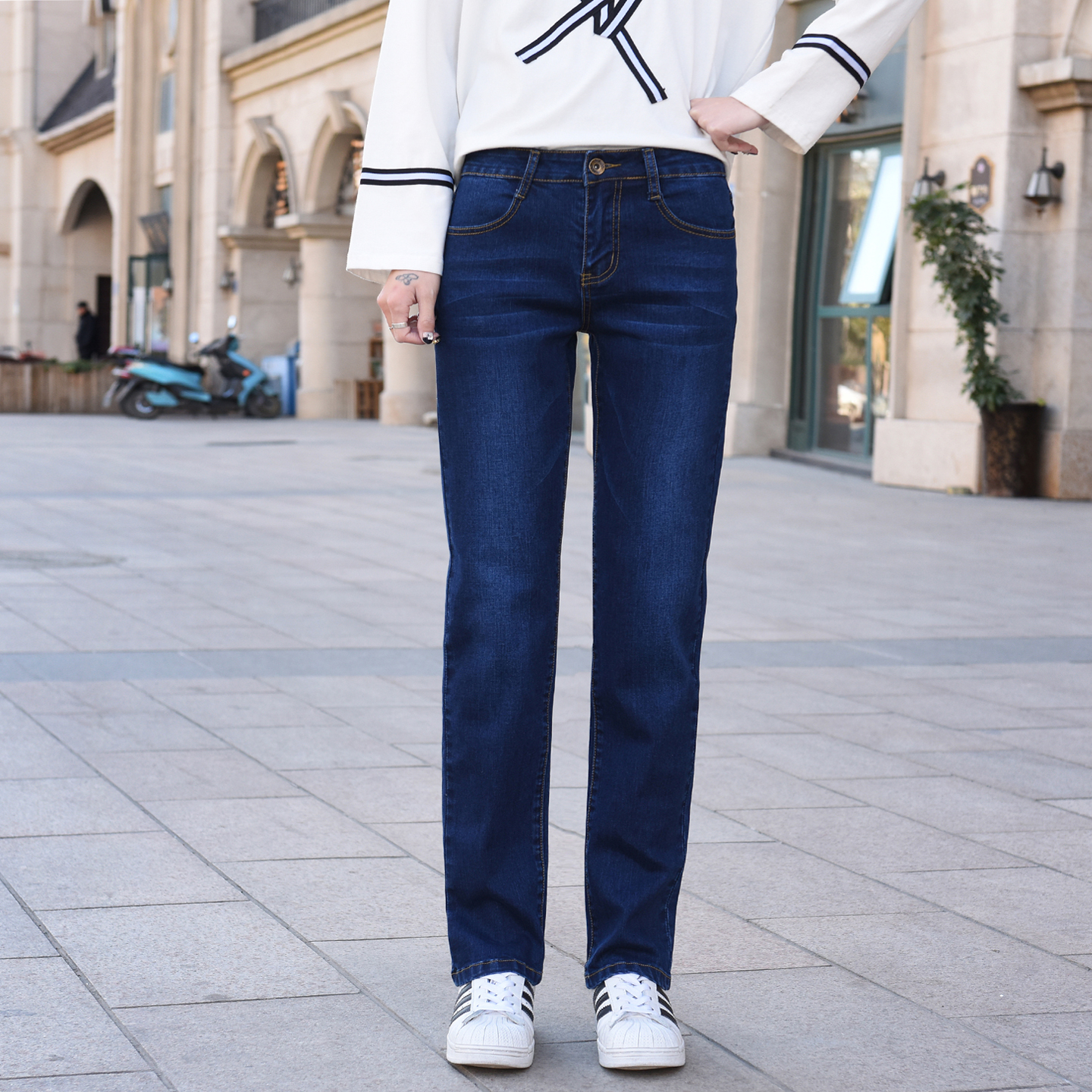 直筒牛仔裤不紧绷遮肉极简通勤风