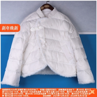 24冬90白鸭绒个性 系列 国风立领绣花盘扣羽绒服 千Z 丽新折扣女装