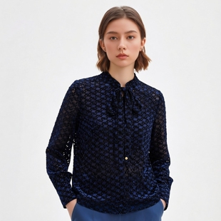 丽新折扣女装 P飘系列25秋冬新款年轻都市女性植绒花绑带套头衬衫