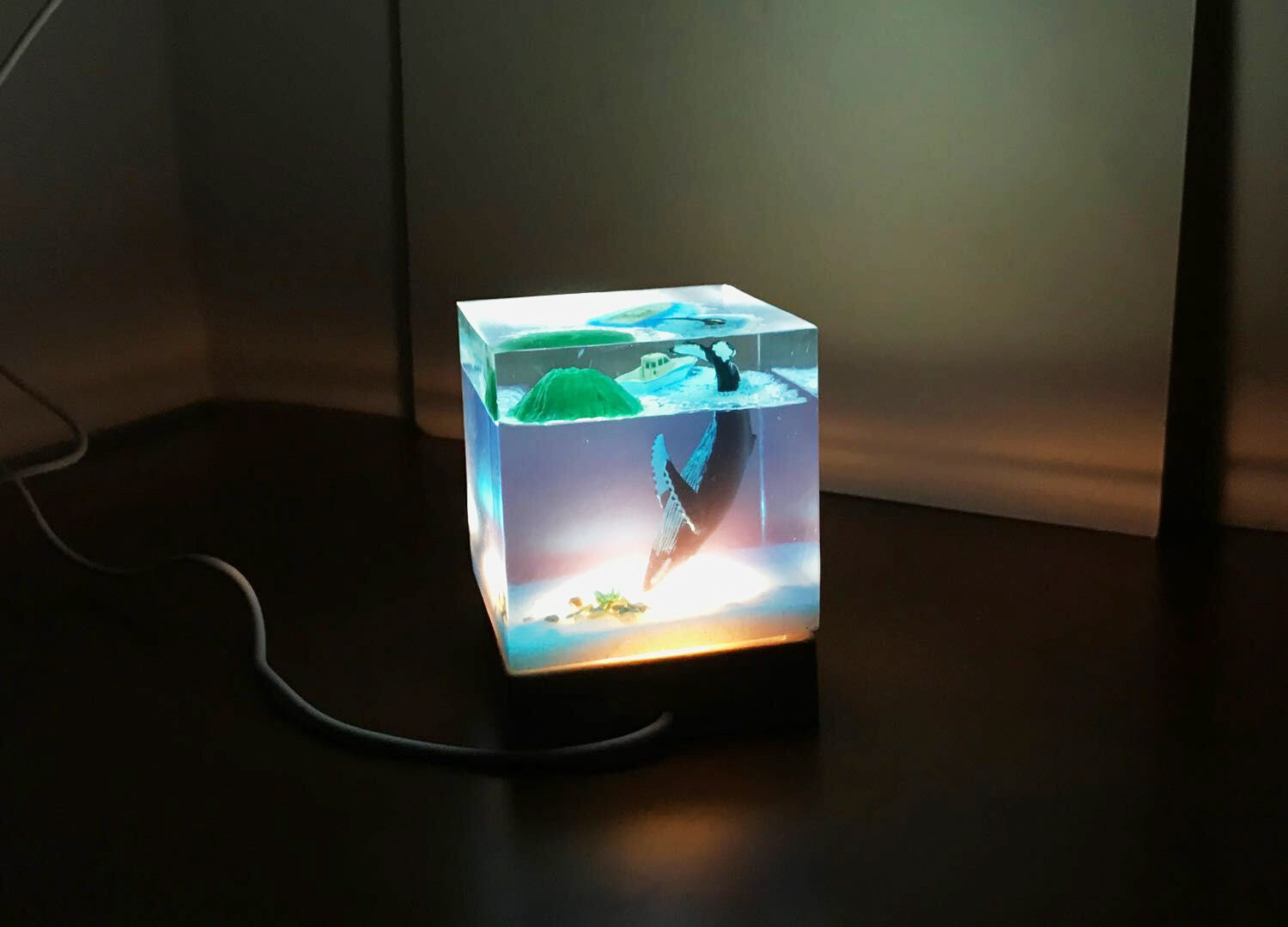 滴胶成品鲸鱼礼物滴胶工艺品52赫兹鲸鱼摆件车载饰品走心的小礼物