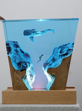 溶洞鲸鲨潜水员桌面摆件海洋艺术工艺品实木树脂灯生日礼物饰品