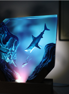 溶洞鲨鱼潜水员桌面摆件海洋艺术工艺品实木树脂灯生日礼物饰品