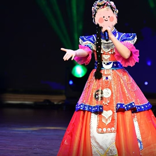 新款儿童演出服租彝族纳西族哈尼族畲族阿妹的花斗笠苗族瑶族白族