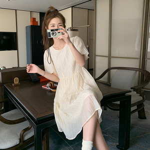 法式温柔风纯色连衣裙女夏季2025新款宽松初恋裙肌理感泡泡袖裙子图片