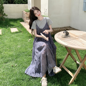 温柔系穿搭碎花吊带连衣裙T恤套装女夏季新款超火休闲时尚两件套图片