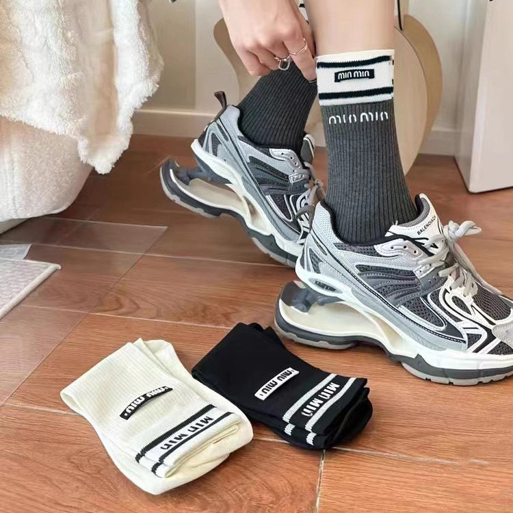 新款欧货袜子女ins潮小香风网红外穿洋气轻奢布标烫印字母中筒棉