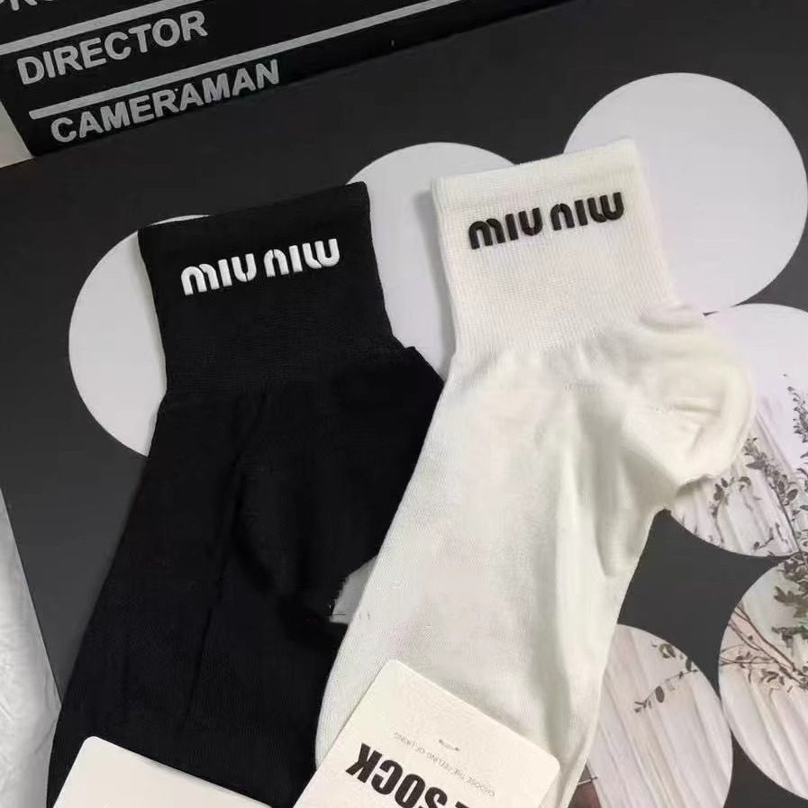 超好看的miu系短袜 小香风甜妹穿搭洋气轻奢个性烫印字母夏天纯棉