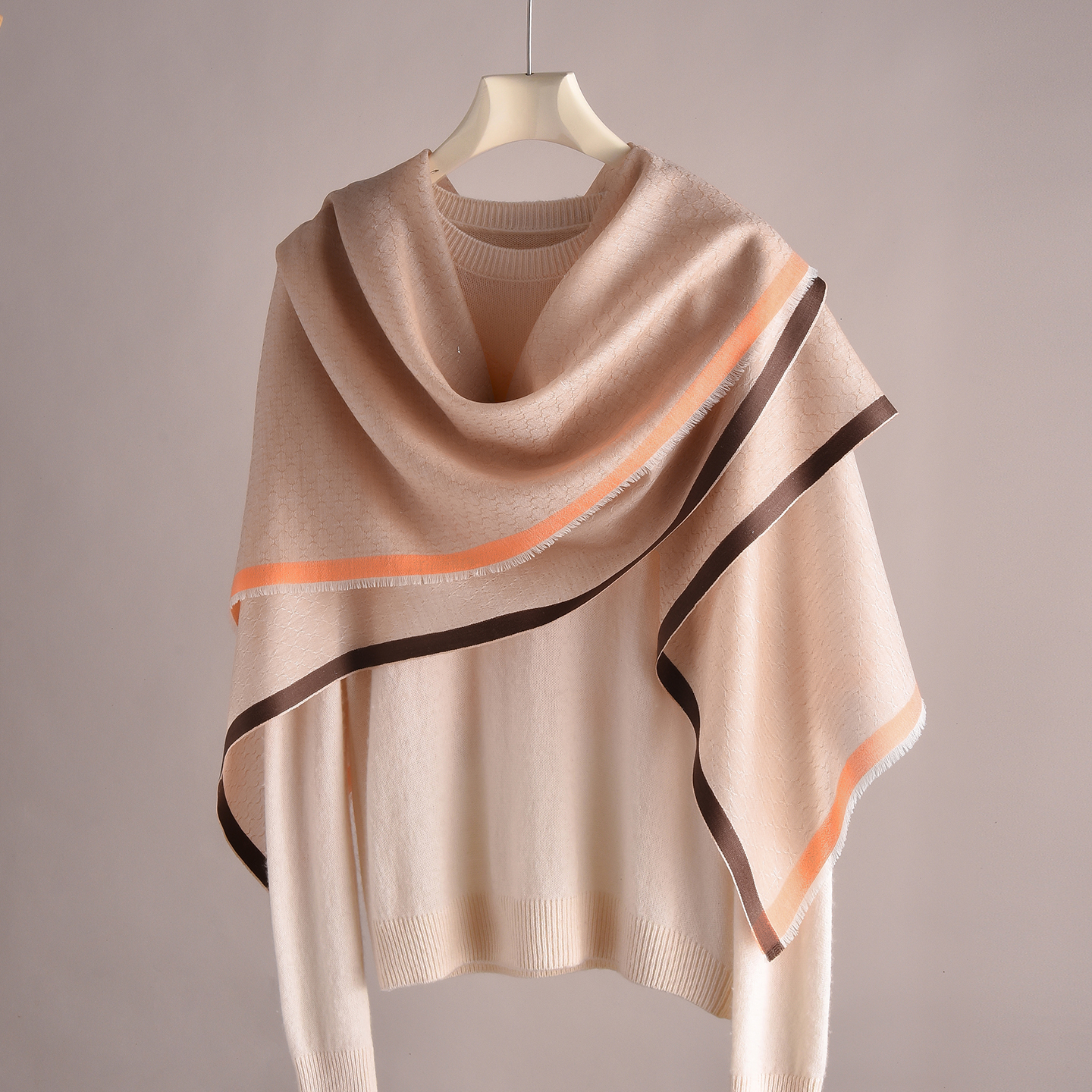 纯羊毛丝巾女2025新款冬大围巾羊绒三角披肩轻奢高级感轻薄款高端