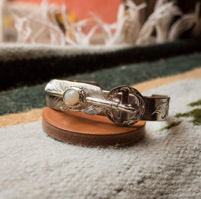 znative雕金十字轮羽毛唐草手镯