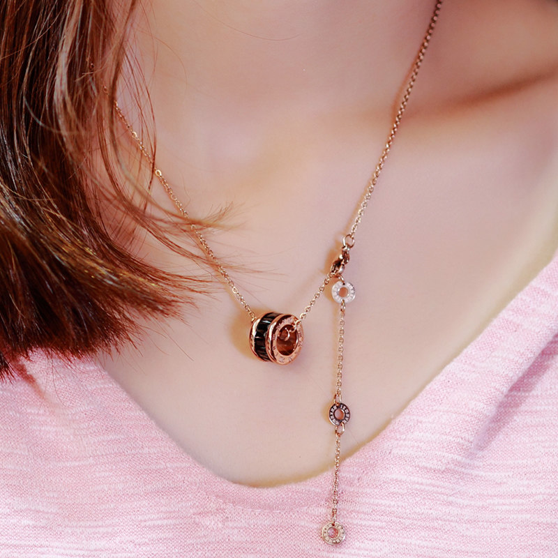 韩版时尚有气场 黑白网红项链男女情侣锁骨链冷淡风短款流苏配饰在类目 饰品/流行首饰/时尚饰品新, 项链中 - 来自Buy2taobao.com提供专业的淘宝代购服务