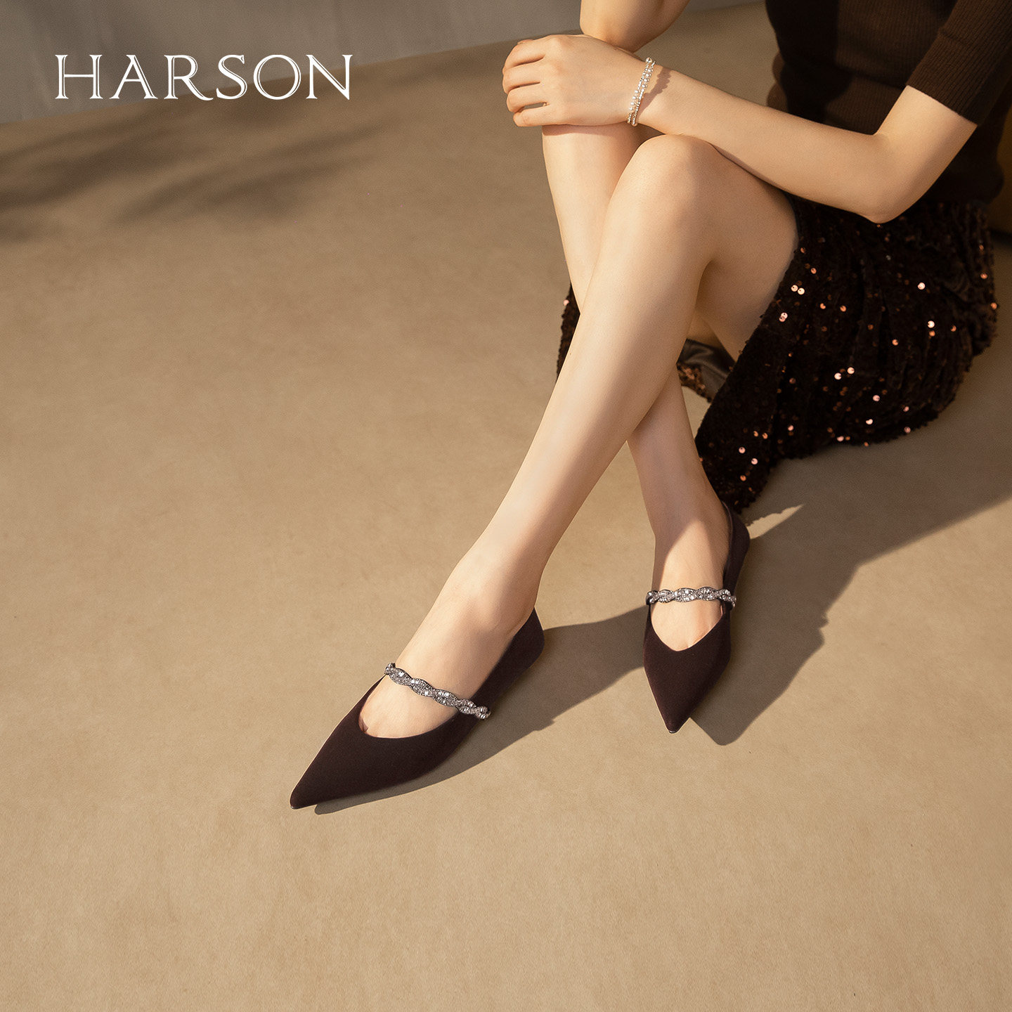 哈森优雅水钻一字带单鞋女2025秋季新款尖头低跟通勤HWL250