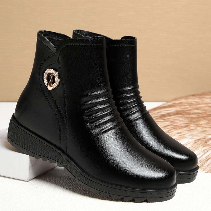 欧洲站老人棉鞋软皮平底防滑软底皮鞋女冬新款奶奶加绒短靴中老年