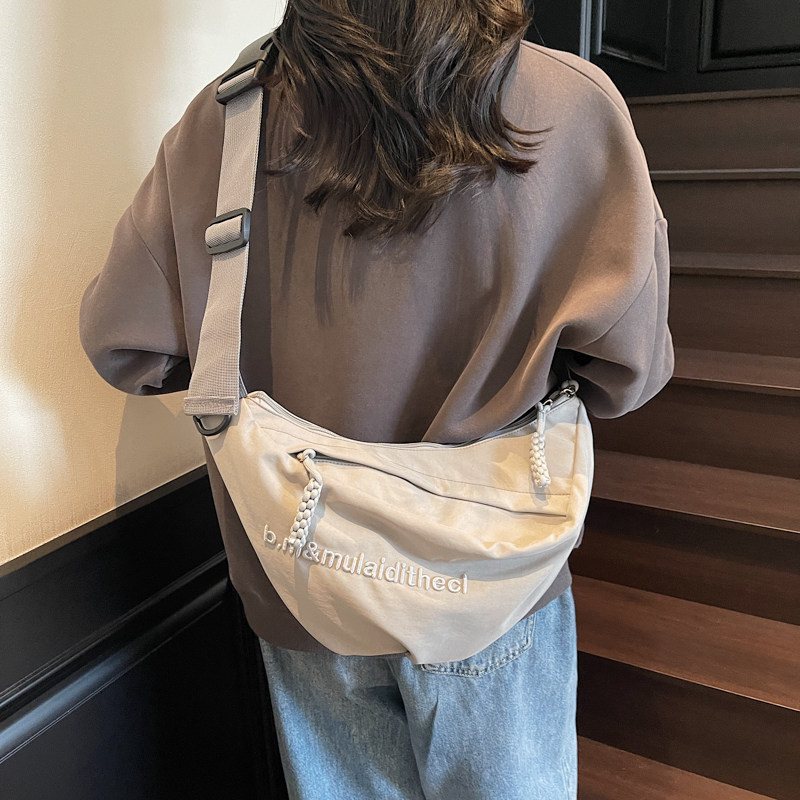 大容量饺子包女2026新款轻便宽带斜挎包尼龙帆布通勤包运动骑行包