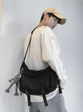 斜挎包男日系原宿风黑色大容量大学生书包土酷学院风单肩男士背包