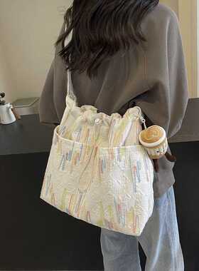 2026新款轻便简约抽绳彩线托特包小清新单肩时尚斜挎ins帆布女包