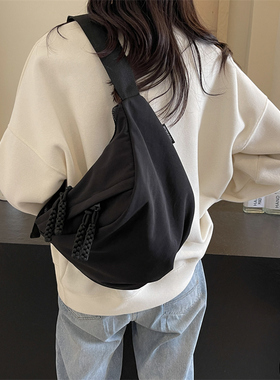 工装包斜挎包女饺子包黑色上课大学生斜肩包休闲单肩包背包男包包