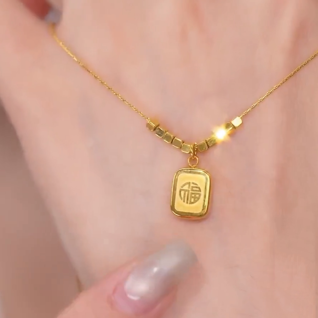 楠楠时尚个性仿黄金色方块福牌项链