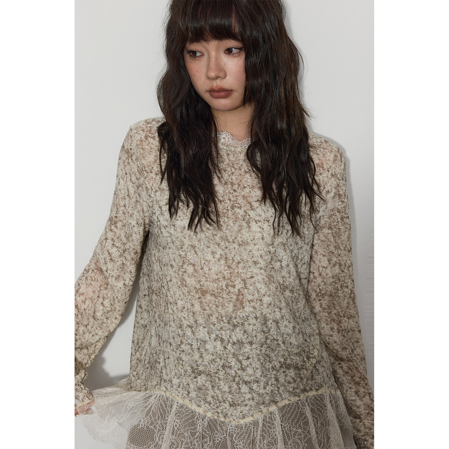 蕾蕾【奶酥白茶！】法式下摆不规则蕾丝提花圆领内搭上衣时尚