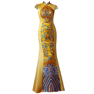 紫缘萱中国风式黄色龙袍长款晚礼服模特团体走秀旗袍舞台演出服装