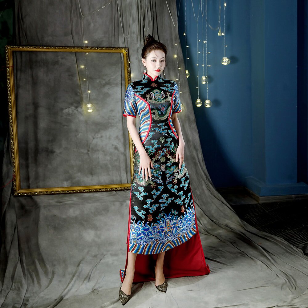 中国风前短后长旗袍刺绣缎面挺括有型修身显瘦模特走秀造型艺考女