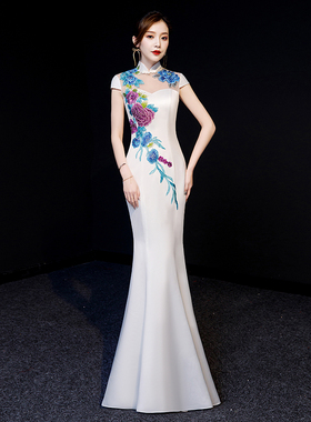紫缘萱长款礼服白色改良鱼尾旗袍中式刺绣模特走秀演出服年会晚装