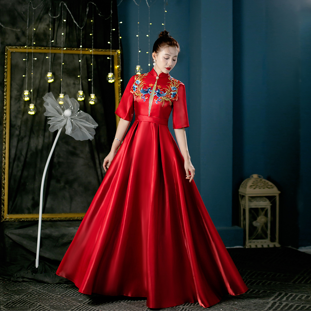 长款中式演出礼服红色大裙摆丝光缎刺绣订婚年会主持舞台合唱敬酒