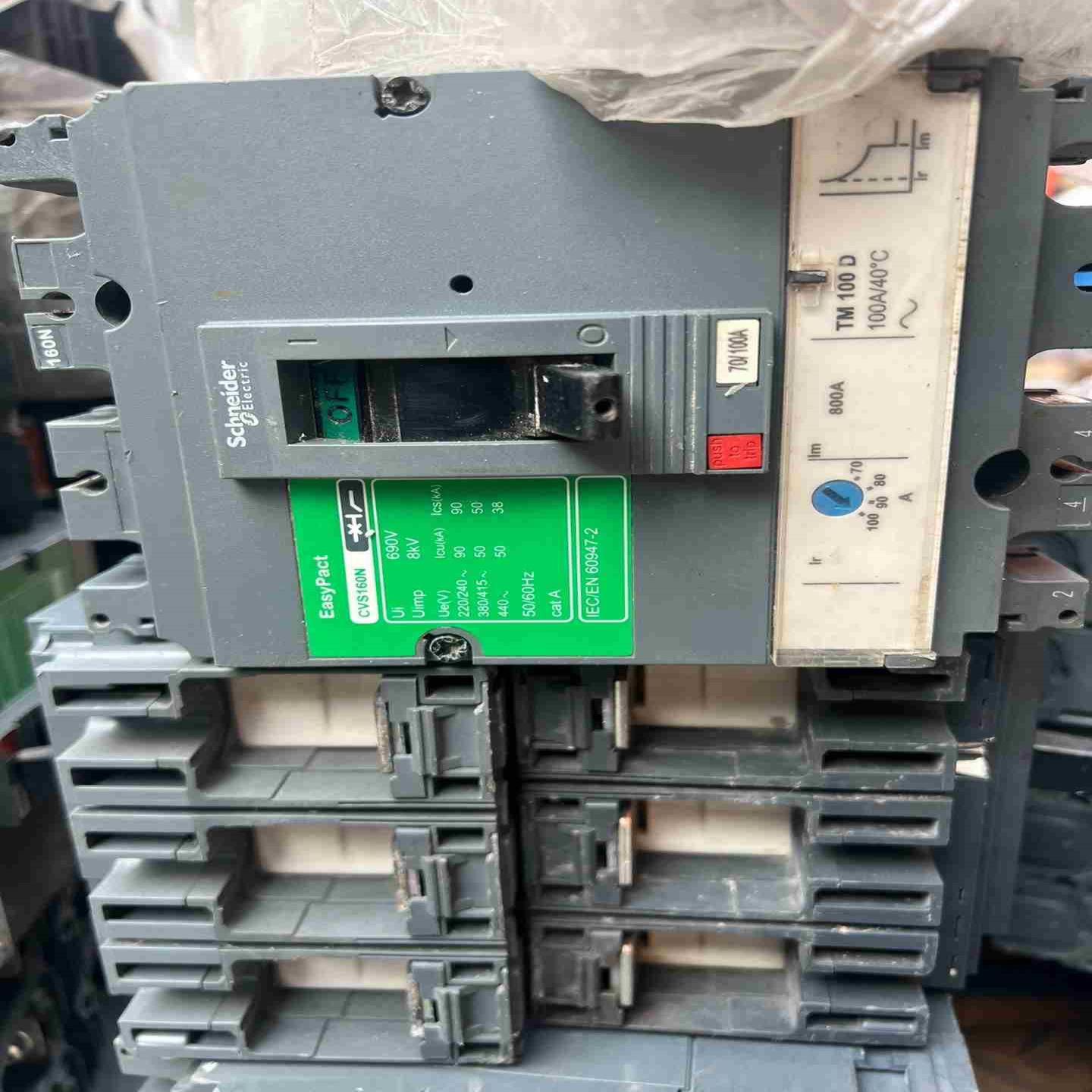 施耐德断路器CVS100F 3P100A成色很好欢迎下议价