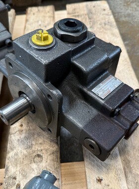 1x Mannesmann Rexroth 454592/7 1 PV1V4-17/20RA01MC160N0-A17