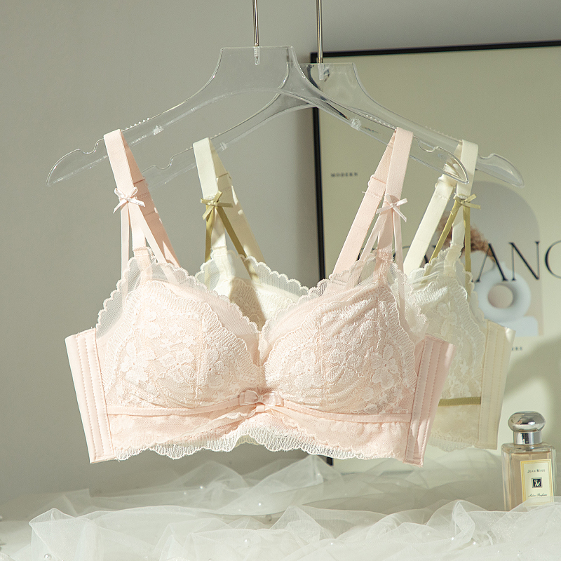小胸聚拢显大蕾丝无钢圈文胸