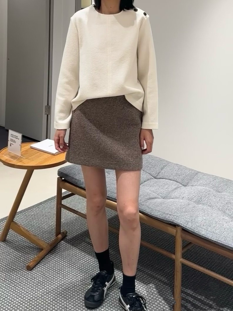 纯色羊毛混纺长袖圆领纽扣毛衣