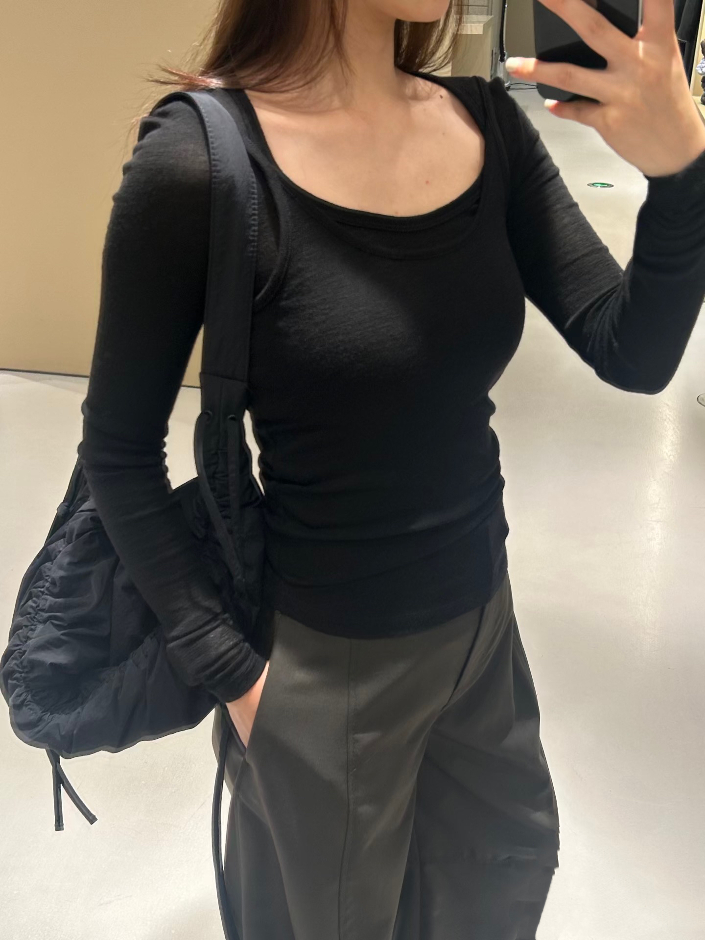 修身版型汤匙领全羊毛黑色长袖