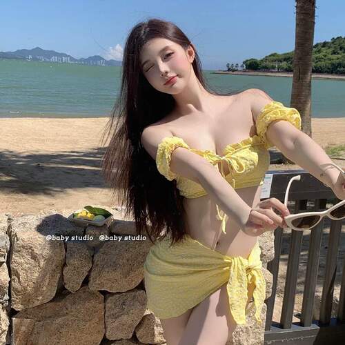 甜美一字肩聚拢碎花三件套