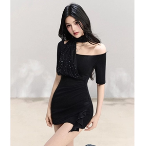 黑色一字肩短袖连衣裙女高级感辣妹挂脖包臀裙显瘦性感漏肩连衣裙