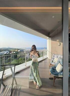 早春夏裙子套装海岛度假碎花辣妹半身裙设计感绑带挂脖上衣俩件套