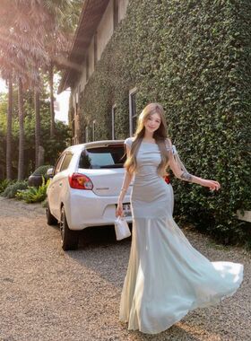 2025新款法式绿色一字肩露肩针织连衣裙子女海边度假收腰气质长裙