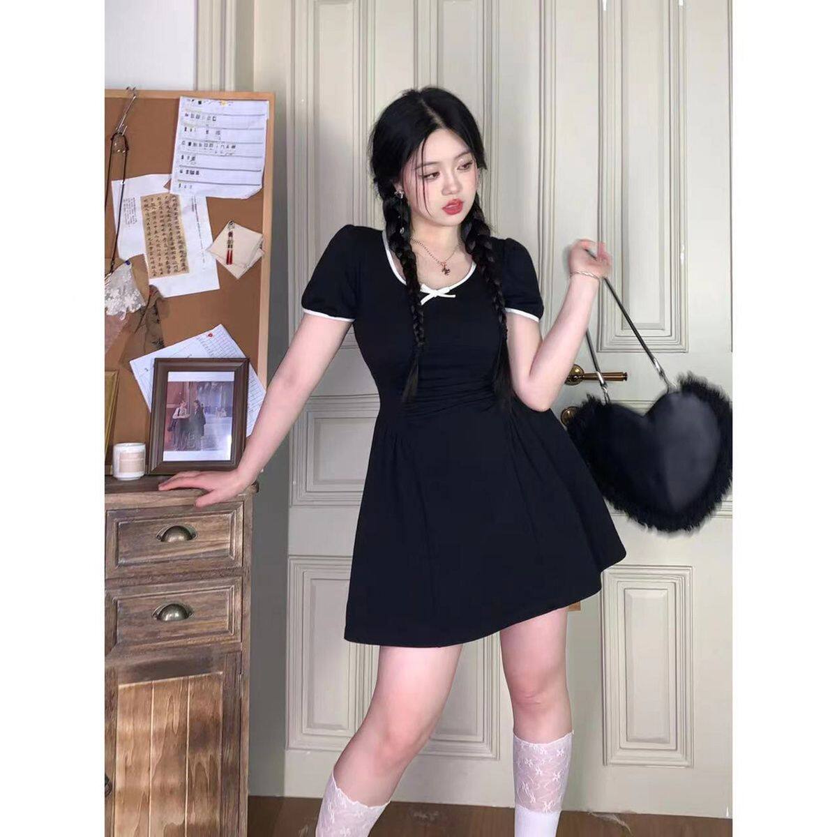 大码女装辣妹褶皱收腰显瘦露背连衣裙2026夏季法式初恋桔梗小黑裙