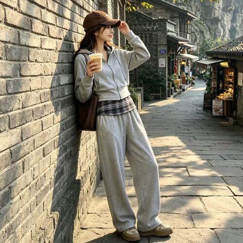 2026减龄一整套穿搭松弛感秋季新款拼接卫衣阔腿裤休闲两件套女