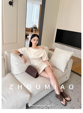 周淼O艺展缪斯裙米白色斜肩两穿露肩收腰连衣裙女夏短裙子