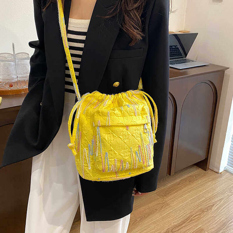 夏季帆布包包女2024新款日韩系单肩抽带水桶包小众百搭通勤斜挎包,箱包皮具/热销女包/男包,水桶包,淘宝优惠券,粉丝福利购,淘宝优惠卷