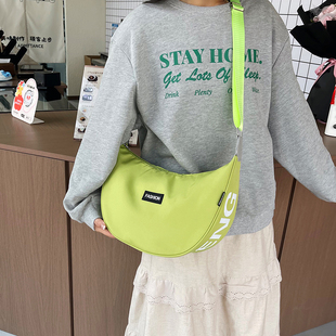 绿色帆布饺子包女大容量斜挎包休闲通勤百搭单肩包