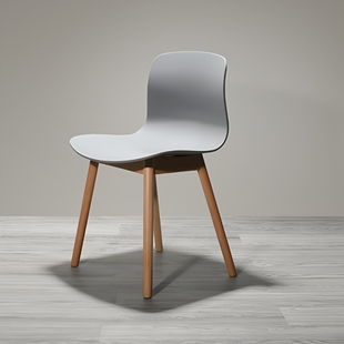 北欧餐椅家用小户型现代简约实木脚休闲轻奢书桌椅舒适塑料靠背椅