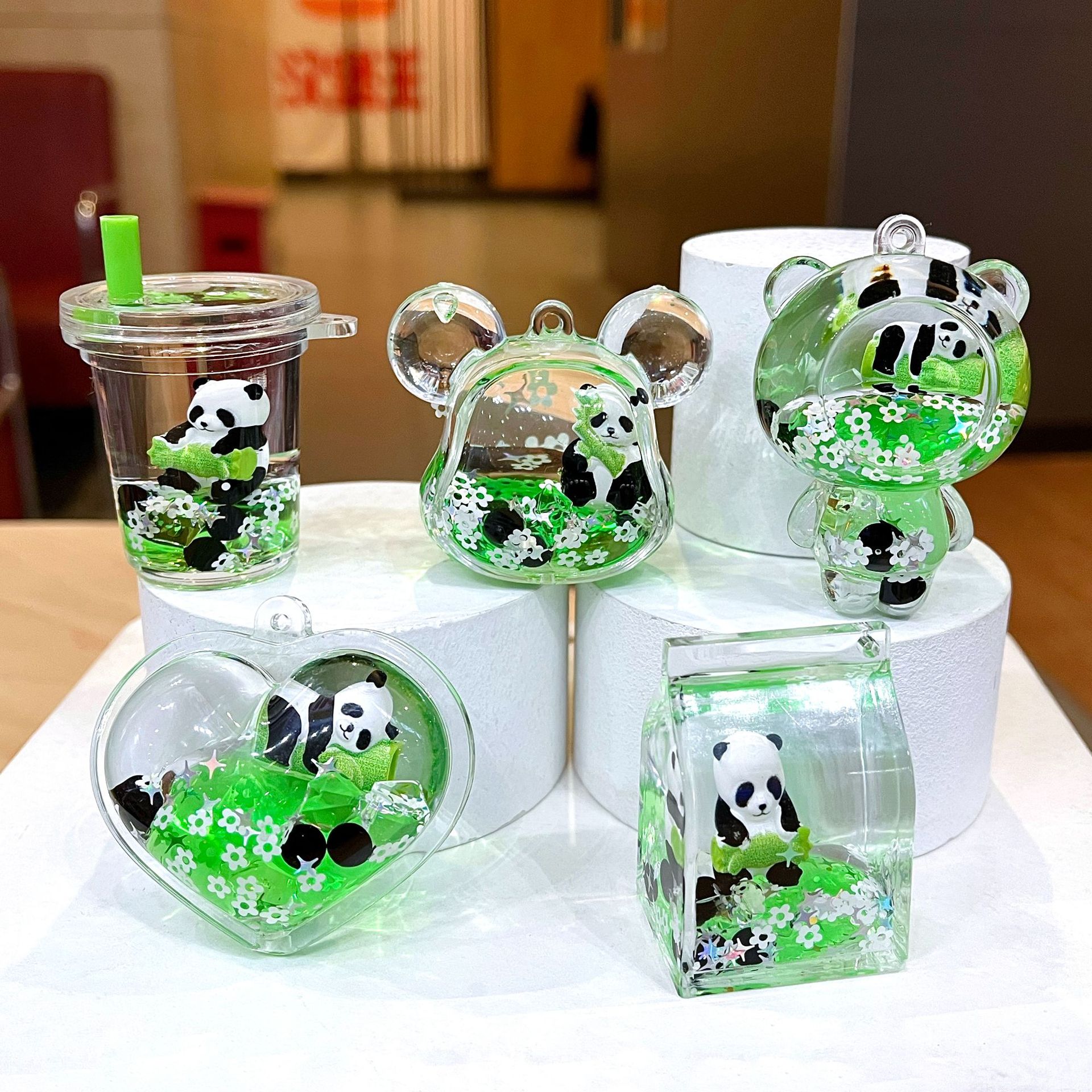 创意入油大熊猫流沙瓶摆件漂流瓶亚克力小熊钥匙扣配件挂件批发图片
