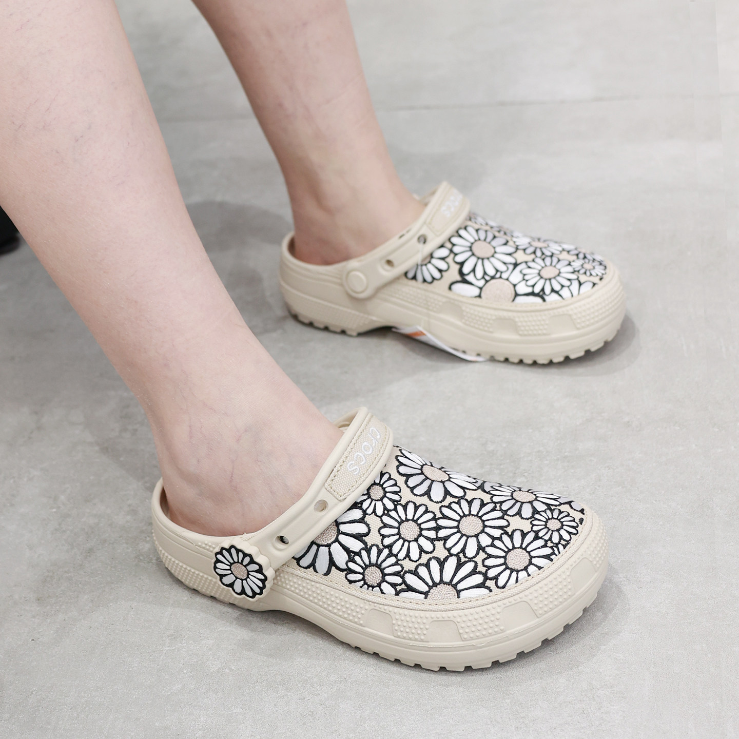 Crocs经典轻走雏菊女帆布鞋