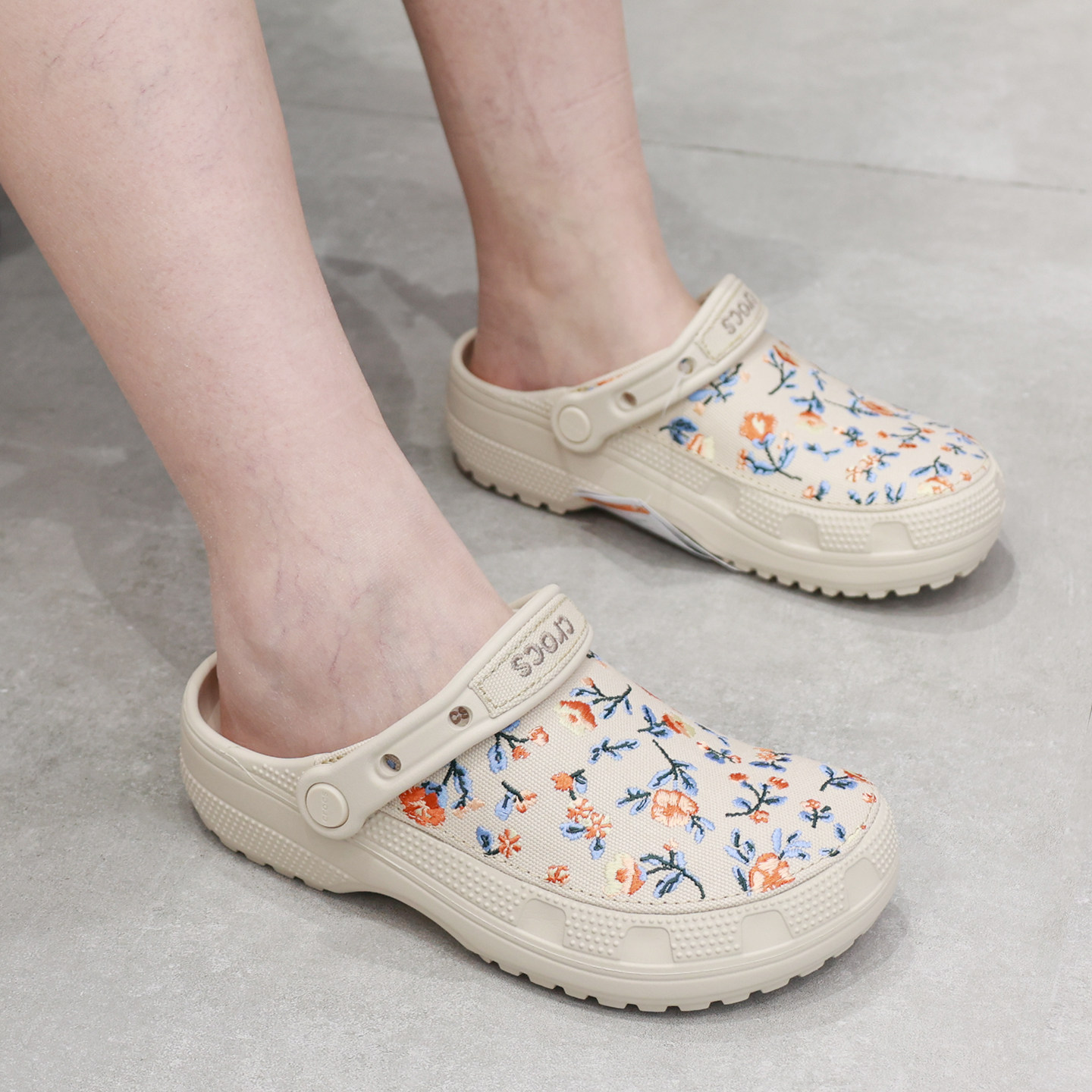 Crocs经典轻走印花女帆布鞋