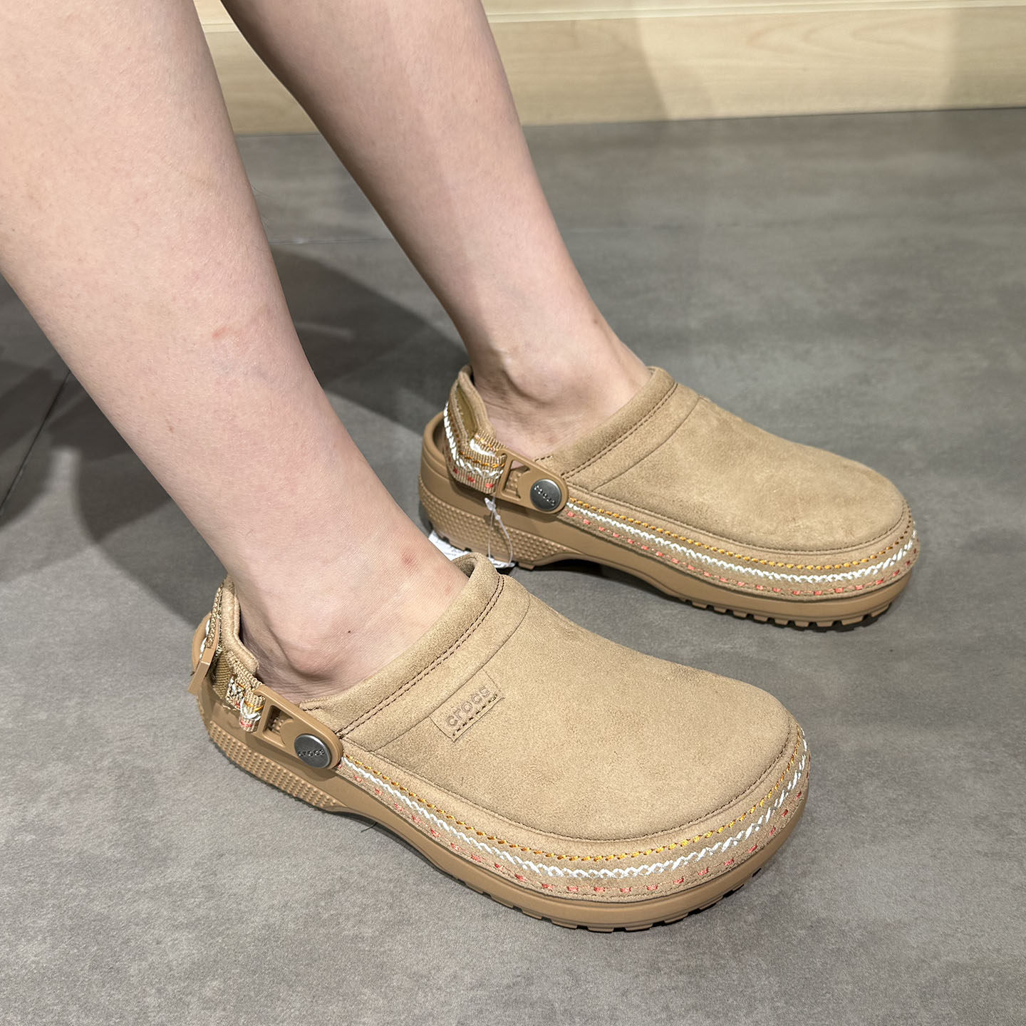 Crocs经典轻走仿麂皮缝线Clog