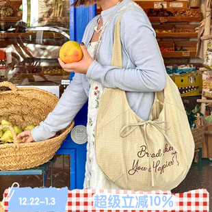 BLEUetROSE 原创字母斜挎包单肩帆布袋格纹刺绣圆弧包 贝果包