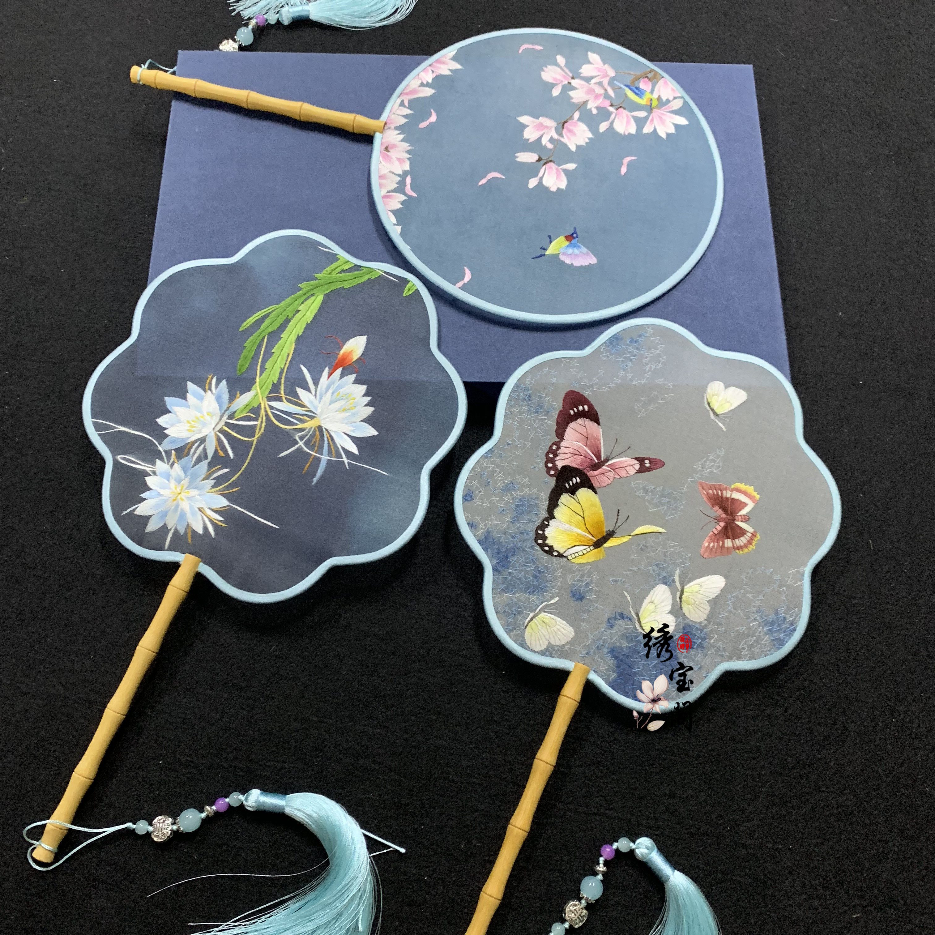 苏绣成品扇子黄檀木扇柄双面刺绣团扇纯手工汉服配饰中国风小礼品在类目 特色手工艺, 地区民间特色手工艺, 刺绣中 - 来自Buy2taobao.com提供专业的淘宝代购服务