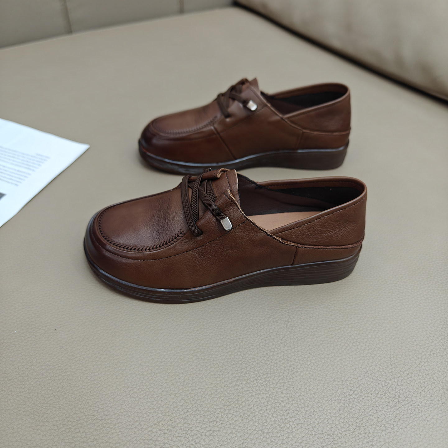 软底不累脚一脚蹬便捷女鞋2026年平跟防滑耐磨牛筋底小皮鞋妈妈鞋