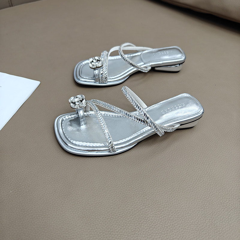 法式绝美低跟套趾凉拖鞋女夏外穿2025新款时尚百搭配裙子水钻凉鞋